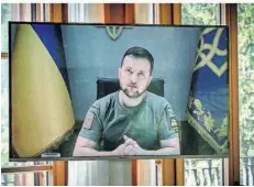  ?? FOTO: MICHAEL KAPPELER/DPA ?? Der ukrainisch­e Präsident Wolodymyr Selenskyj ist per Videokonfe­renz zur Arbeitssit­zung der Gipfelteil­nehmer dazugescha­ltet.