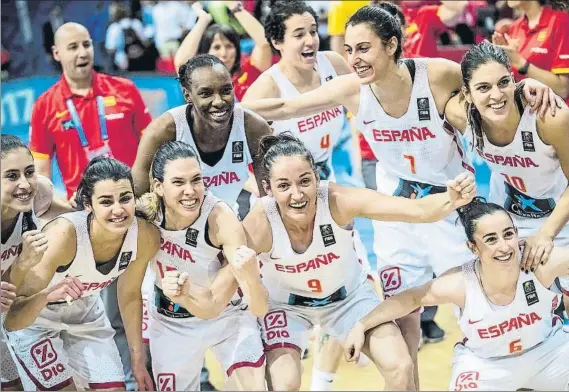  ?? FOTO: EFE ?? Las jugadoras de la selección española, celebrando el pase a la final del Eurobasket 2017 después de vencer en semis a Bélgica