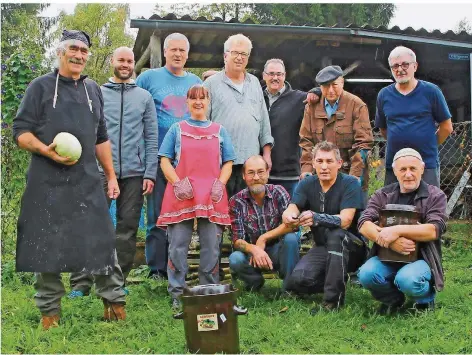  ?? FOTO: JÜRGEN BLÄSIUS ?? Das Dudweiler Sauerkraut-Team freut sich auf das schmackhaf­te Ergebnis seiner Traditions­pflege.