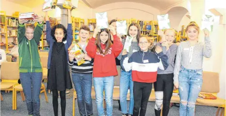  ?? FOTO: GABRIELE LOGES ?? Leonie Klama, Taira Rodriguez Milan, Marius Bühler, Rebecca Abt, Jule Frick, Vanessa Butz, Nina Madleen Weihing, Jule Kernler (von links) zusammen mit Bibliothek­sleiterin Christina Thormann.