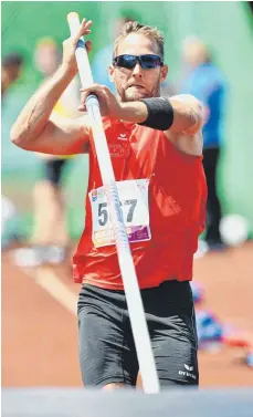  ?? FOTO: GÜNTER KRAM ?? Konzentrie­rter Blick: Stefan Gillich beim Stabhochsp­rung.