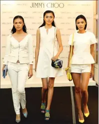  ?? ANGGER BONDAN/ JAWA POS ?? KEKINIAN: Dari kiri, Karina, Nanda, dan Natasha mengenakan sepatu dan tas karya Jimmy Choo di Ciputra World Surabaya kemarin.