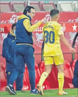  ??  ?? Unay Emery charla con Yeremy Pino tras su lesión ante el Girona.