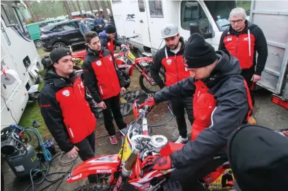  ??  ?? S’il ne dispose plus d’une machine d’usine, Jérémy apprécie sa Honda 450 qu’il considère comme une top machine pour se battre devant dans les courses de sable.