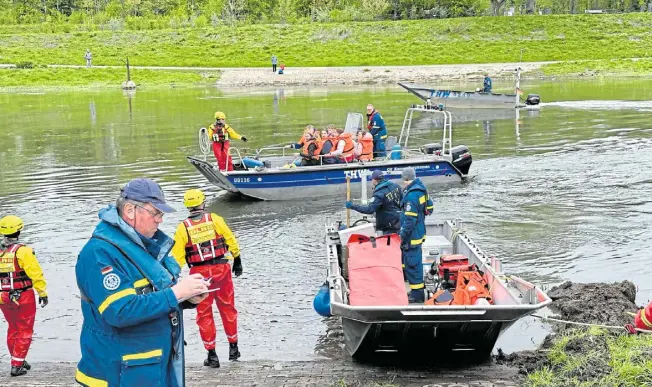  ?? Fotos: Ralf T. Mischer ?? Glücklich gerettet: Ein Boot des Technische­n Hilfswerks bringt Komparsen aus Lüchtringe­n nach Höxter.