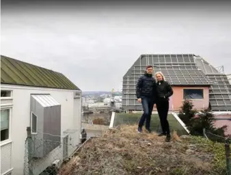  ?? FOTO: ARKIV ?? Jan Petter Johannesse­n og Lene Skeie bor i huset til venstre.