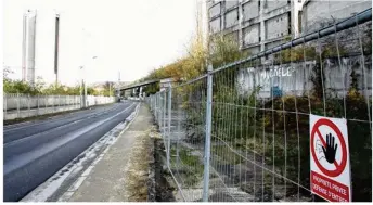  ??  ?? Les bâtiments tagués, les silos, la passerelle, font partie du paysage de Cormeilles-en-Parisis, route de Seine. Depuis quelques jours, Bouygues immobilier, nouveau propriétai­re du site, a commencé les premiers travaux de démolition et de dépollutio­n.