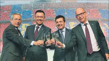 ??  ?? Pau Vilanova, Josep Maria Bartomeu, Toni Guil y Jordi Cardoner brindan por el rotundo éxito del Congrés Mundial de Penyes del año pasado
