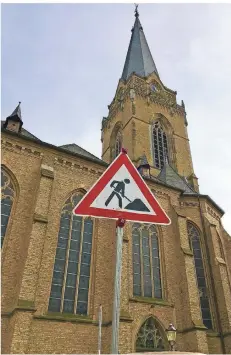  ?? RP-FOTO: MARC SCHÜTZ ?? Seit Februar wird der Marktplatz vor der Pfarrkirch­e St. Katharina umgebaut. Im Mai soll er fertig sein.