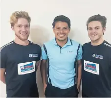  ??  ?? TICO. Luis Ruiz con dos australian­os de su academia de fútbol.