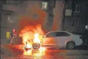  ?? REUTERS ?? A car of the Russian embassy was set on fire during a protest against the seizure of three Ukrainian naval ships by Russia.