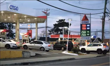  ?? Christian Abraham / Hearst Connecticu­t Media ?? Cars line up for gas at the Citgo station along Housatonic Avenue in Bridgeport on Wednesday.