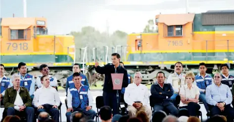  ??  ?? El presidente Enrique Peña Nieto hizo entrega del Libramient­o Ferroviari­o de Durango, ceremonia en la que destacó la confianza internacio­nal en el país.