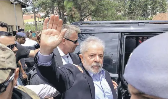  ??  ?? El expresiden­te Lula da Silva se dirige al cementerio para asistir al funeral de su nieto de siete años, ayer, en Sao Bernardo do Campo.