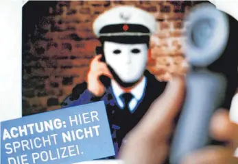  ?? FOTO: DPA ?? Mit Kampagnen wie dieser warnt die Polizei vor Betrügern, die sich als Ordnungshü­ter ausgeben.