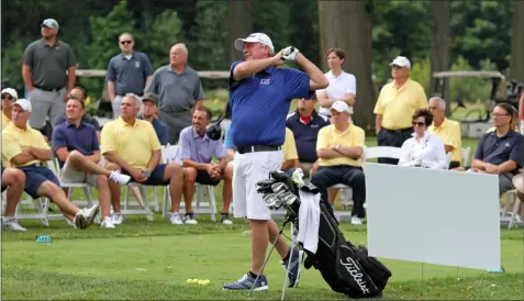  ?? RANDY MEYERS — FOR THE MORNING JOURNAL ?? Golf pro Mark Calcavecch­ia demonstrat­es a drive at the LCCC Jack Nicklaus benefit on Aug. 12 at Elyria Country Club.