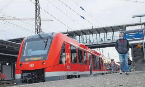  ?? FOTO: ALEXANDER KAYA ?? Ab Dezember sollen zusätzlich­e Verstärker­züge, hier ein Regionalzu­g der DB, auf mehreren Strecken unter dem Kürzel RS fahren. Es steht für Regio-S-Bahn. Ein einheitlic­hes Logo soll es geben, auch wenn noch nicht genau feststeht, wie es aussehen wird.