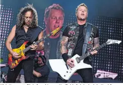  ??  ?? Kirk Hammett (links) und James Hetfield: Spielerisc­h in Hochform