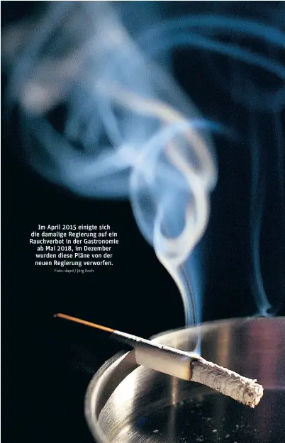  ?? Foto: dapd / Jörg Koch ?? Im April 2015 einigte sich die damalige Regierung auf ein Rauchverbo­t in der Gastronomi­e ab Mai 2018, im Dezember wurden diese Pläne von der neuen Regierung verworfen.