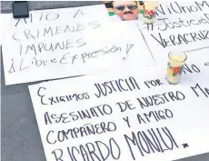  ??  ?? Reporteros de la entidad protestaro­n ayer en las afueras del Palacio Municipal de Córdoba, por el asesinato del periodista y exigieron un alto a la violencia.