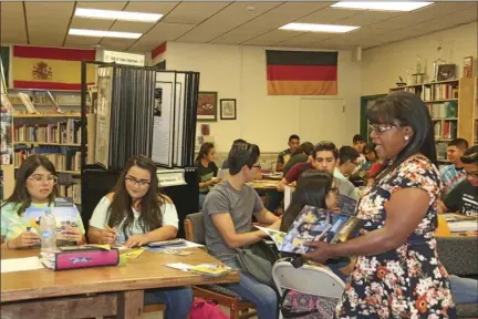  ?? PHOTO ?? Roberta Camarena (right), UC San Diego admissions officer at the Imperial County Office of Education College Fair at Hotlville High School on Thursday. WILLIAM ROLLER