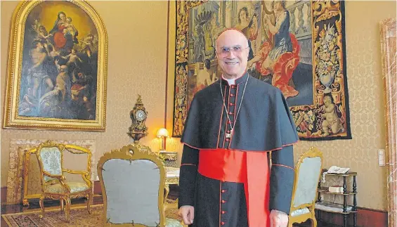  ?? VÍCTOR SOKOLOWICZ ?? En problemas. El cardenal Bertone posa en su despacho del Palacio Apostólico cuando era Secretario de Estado Vaticano.