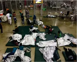  ?? FOTO: LEHTIKUVA ?? Gränsbevak­arna har samlat asylsökand­e i en förläggnin­g i McAllen i delstaten Texas.