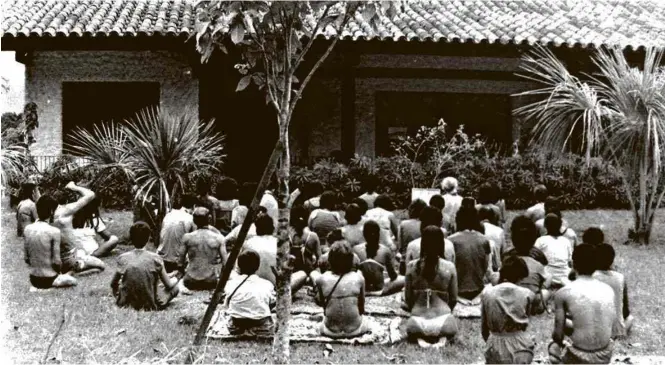  ?? Arvind/Osho Panka/Reprodução Facebook ?? Membros da comunidade Osho Pankaj, no Rio, durante os anos 1980, surgida na estreia da popularida­de do guru indiano Baghwan Shree Rajneesh