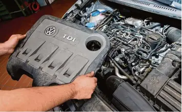  ?? Foto: Julian Stratensch­ulte, dpa ?? Seit 2015 ist bekannt, dass VW die Abgaswerte seiner Dieselmoto­ren schöngerec­hnet hat. Der Fehler soll durch ein Software Up date behoben werden. Doch auch über eine technische Nachrüstun­g der Autos wird diskutiert.