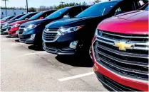  ??  ?? La falta de chips obligó a GM a parar tres de sus armadoras de autos, en Canadá, Estados Unidos y México.