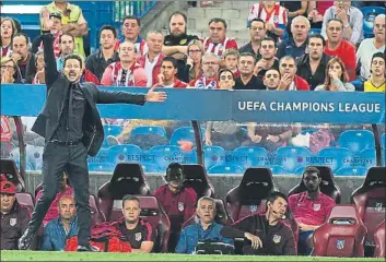  ?? FOTO: J.A.S. ?? Diego Simeone, dando instruccio­nes en el partido, en la recta final del choque, muy nervioso.
