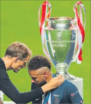  ?? FOTO: EFE ?? Tuchel, consolando a Neymar tras la derrota en la final de la Champions