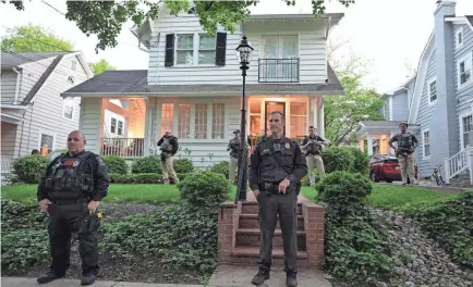  ?? KEVIN DIETSCH/GETTY IMAGES ?? Police guard the home of Justice Brett Kavanaugh in Chevy Chase, Md., last week.
