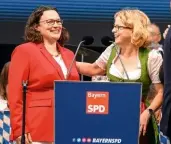  ??  ?? ANTREIBERI­N Natascha Kohnen mit SPD-Chefin Andrea Nahles