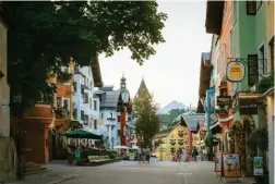  ??  ?? IL PAESAGGIO DI CASA Kitzbühel, la città in cui vive, è circondata dalle Alpi: il panorama che più la rassicura in assoluto.