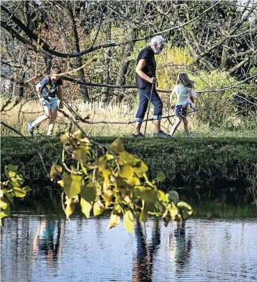  ?? Pictures: Sebabatso Mosamo ?? A hiker and her grandchild­ren enjoy a stroll through the 108ha of Delta Park in northern Johannesbu­rg.