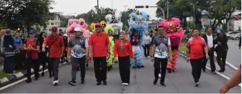  ?? — Photo by Roystein Emmor ?? Dr Abdul Rahman (fourth left), flanked by wife Datin Siti Shorgayah Ahmad Zaidin and Hilmy, leads other guests in a walk during the ‘Kuching Car-Free Morning’.