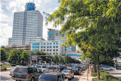  ?? Michael Ciaglo / Houston Chronicle ?? Traffic backs up along Gessner around the Memorial Hermann Memorial City Medical Center. “Patients and families are already highly stressed. The last thing we want is for them to be lost, too,” chief operating officer Allen Tseng says.