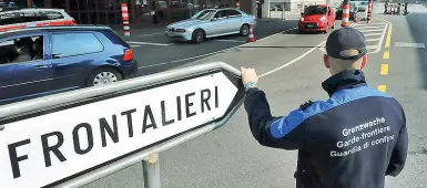  ?? Foto Cusa) ?? Alla doganaLa frontiera di Ponte Chiasso. Sono 60 mila i frontalier­i italiani (