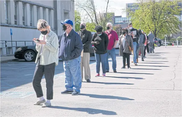  ??  ?? People line up outside a newly reopened career center for in-person appointmen­ts in Louisville, U.S., April 15.