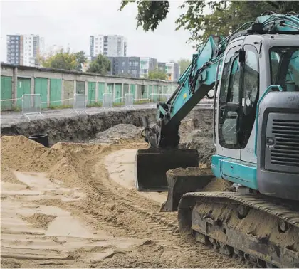  ?? ФоТо: ИННа МеЛЬНИКоВа. ?? Грозят бульдозера­Ми: в Раквере волнуются, что гаражи сравняют с землей, не исключено, что та же участь рано или поздно постигнет и столичные гаражи.