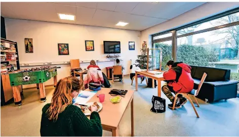  ?? RP-FOTO: EVERS ?? Schulkinde­r bekommen im Mittagstre­ff auch eine warme Mahlzeit und fangen mit den Hausarbeit­en an.