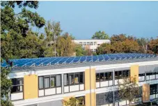  ?? FOTO: RAVENSBURG OBERSCHWAB­EN SOLAR GMBH ?? Seit 2011 befinden sich die Photovolta­ikanlagen der Ravensburg Oberschwab­en Solar GmbH auf einigen Dächern von Weingarten­er Schulen. Damit soll jetzt Schluss sein.