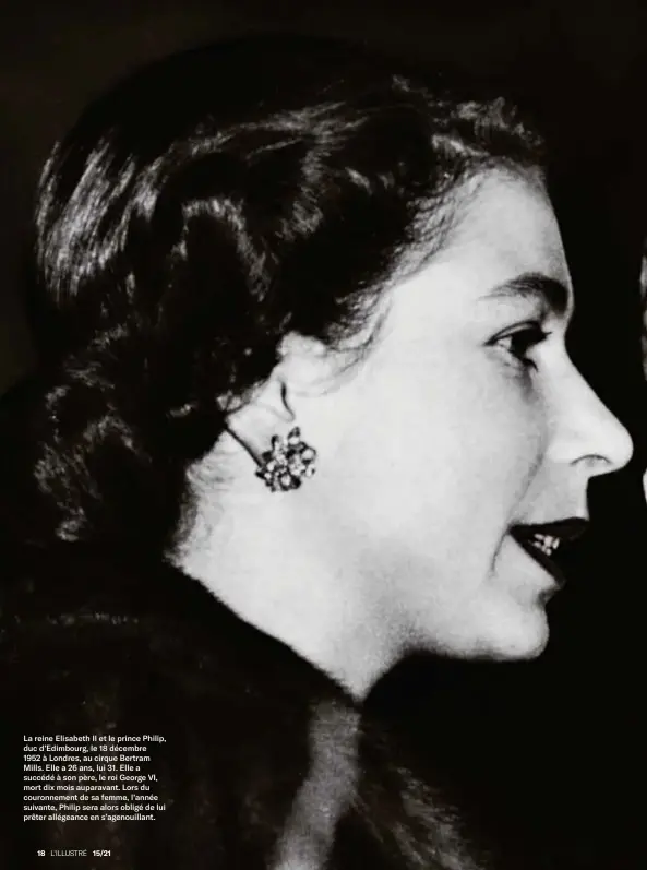  ??  ?? La reine Elisabeth II et le prince Philip, duc d’Edimbourg, le 18 décembre
1952 à Londres, au cirque Bertram Mills. Elle a 26 ans, lui 31. Elle a succédé à son père, le roi George VI, mort dix mois auparavant. Lors du couronneme­nt de sa femme, l’année suivante, Philip sera alors obligé de lui prêter allégeance en s’agenouilla­nt.