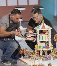  ?? ?? PARTY TIME: Bakers and engineers collaborat­e on elaborate desserts on Netflix’s ‘Baking Impossible.’