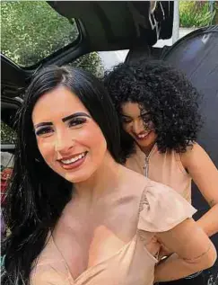  ?? Foto: dpa ?? Lidya Gualano (r.) hilft Fernanda Nunes (l.) beim Anziehen eines Oberteils neben ihrem Umkleideze­lt in der Rua Suécia.