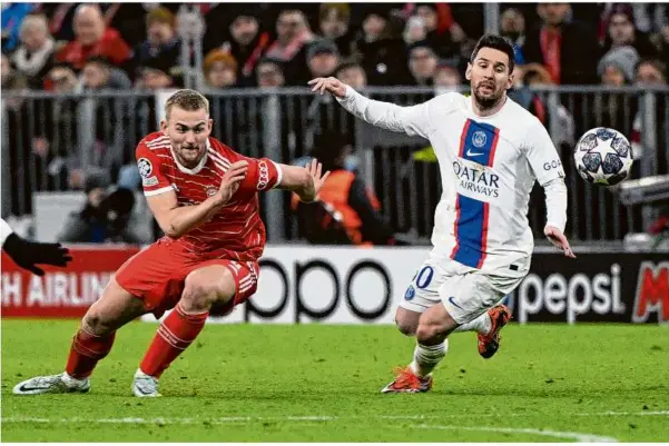  ?? Foto: Peter Kneffel/dpa ?? Bayern-abwehrspie­ler Matthijs de Ligt (links) und Psg-superstar Lionel Messi jagen dem Ball hinterher.