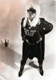  ?? Foto: Neue Szene ?? Seine Outfits waren extravagan­t und galten als legendär: Der Augsburger Hugo Eckardt alias DJ C. C. Dynamite.