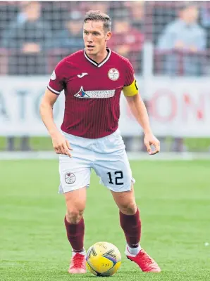  ?? ?? HAVING A BALL: Kelty Hearts captain Michael Tidser has been helping on-loan Malawi internatio­nal Kieran Ngwenya.