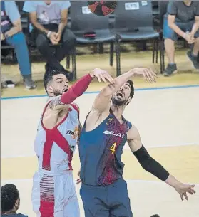  ?? FOTO: PERE PUNTÍ ?? Vincent Poirier, del Kirolbet Baskonia, luchando con Ante Tomic, del Barça Lassa